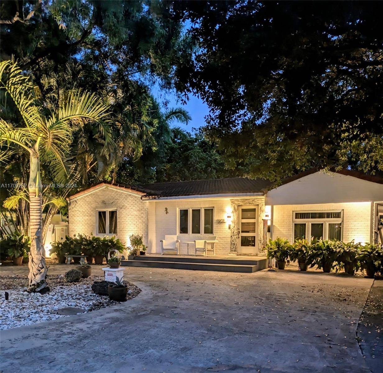 On nearly a quarter acre in the heart of Fort Lauderdale, this charming single family home was built in 1952 and offers 3 bedrooms, 2 full bathrooms, a home office, ...