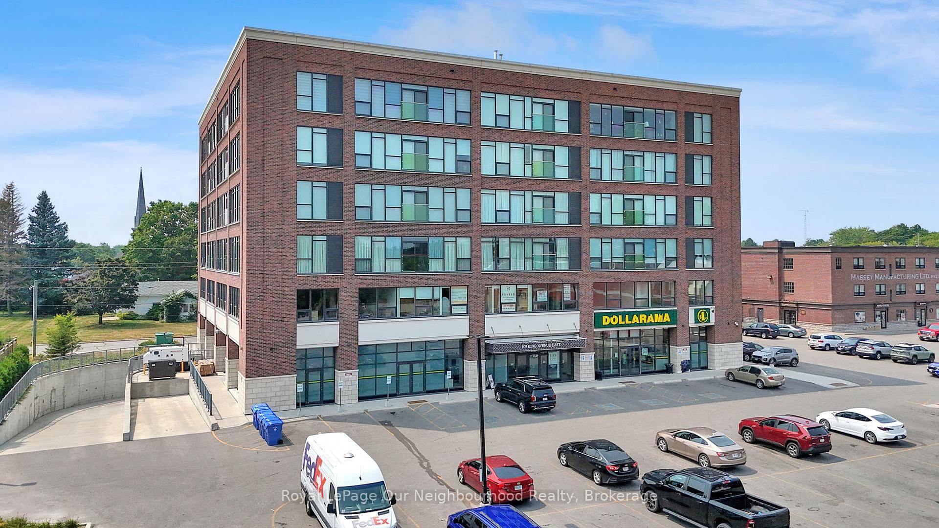 Bright and modern 1 bedroom den condo in the heart of Newcastle.