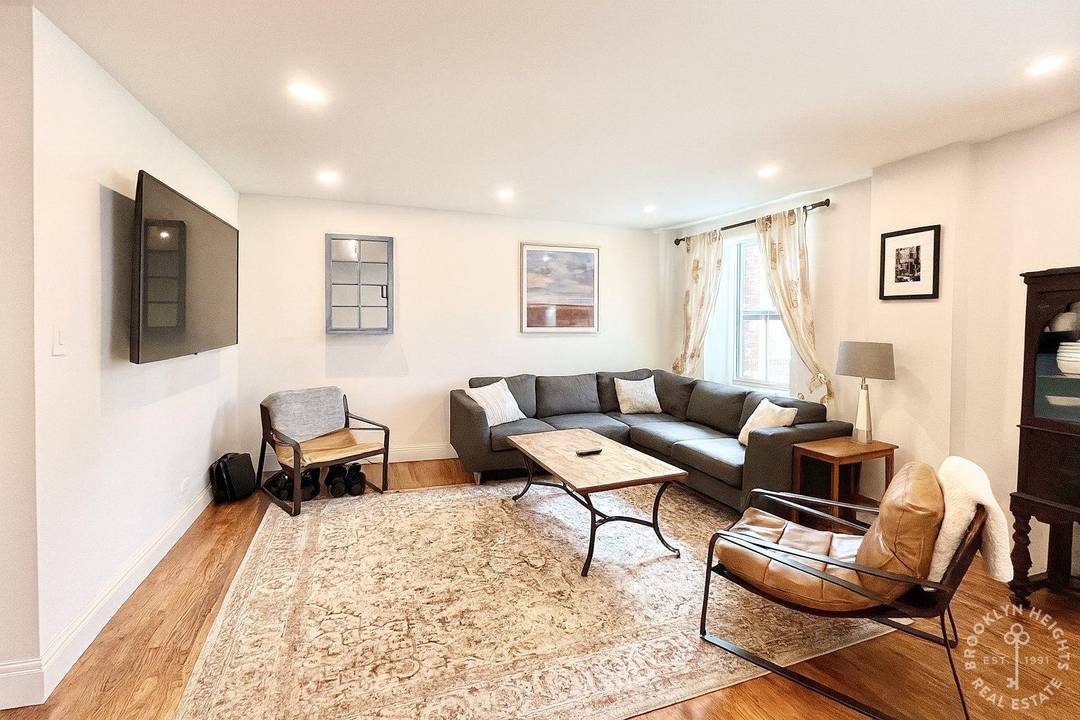 Nestled on a quiet, tree lined street in the heart of Brooklyn Heights, this beautifully renovated two bedroom, two bathroom residencewith a flexible layout that can easily convert to a ...