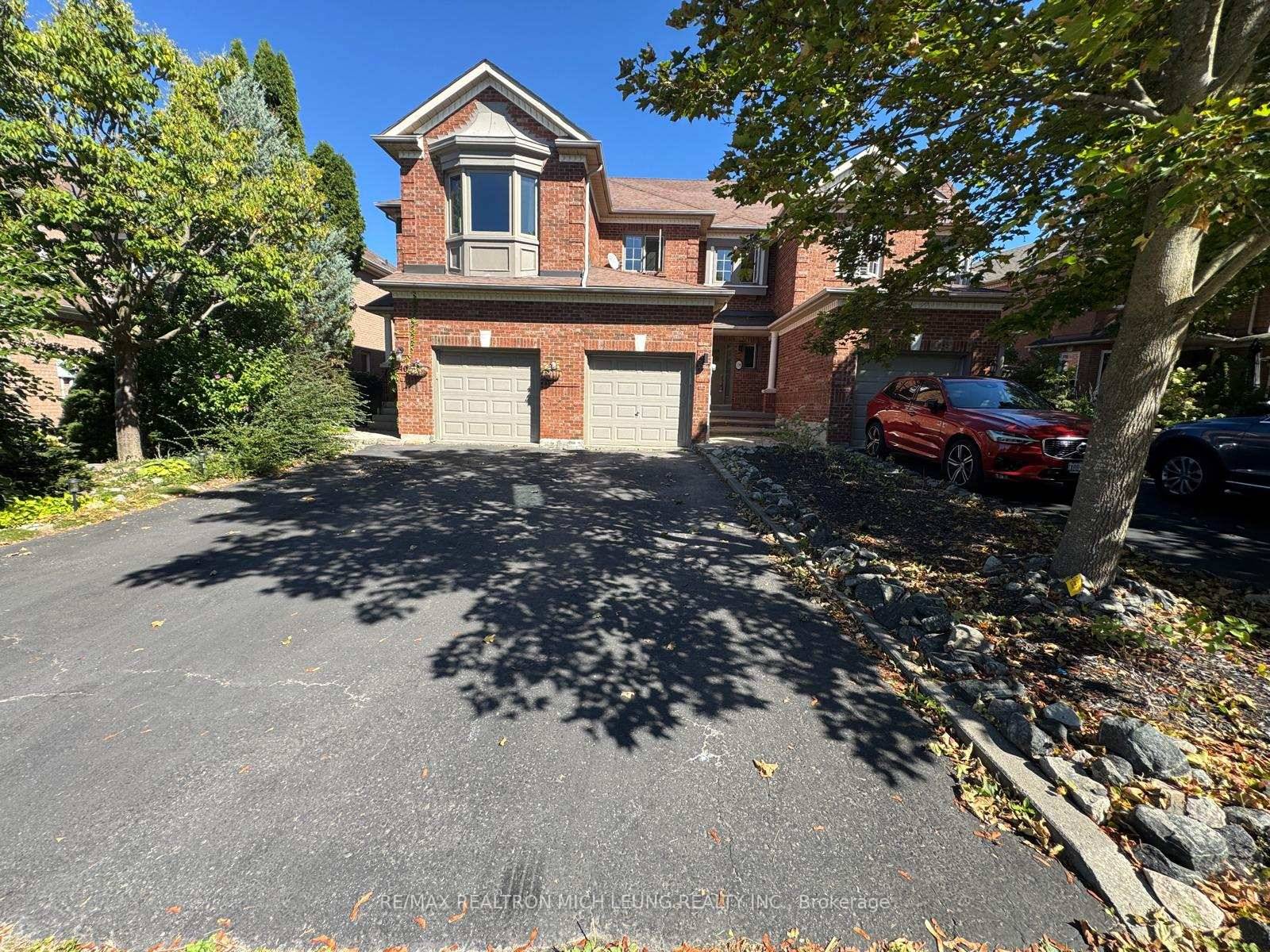 Welcome to this charming, turnkey townhome nestled on a quiet circle in the highly sought after Summerhill Estates community in South Newmarket !