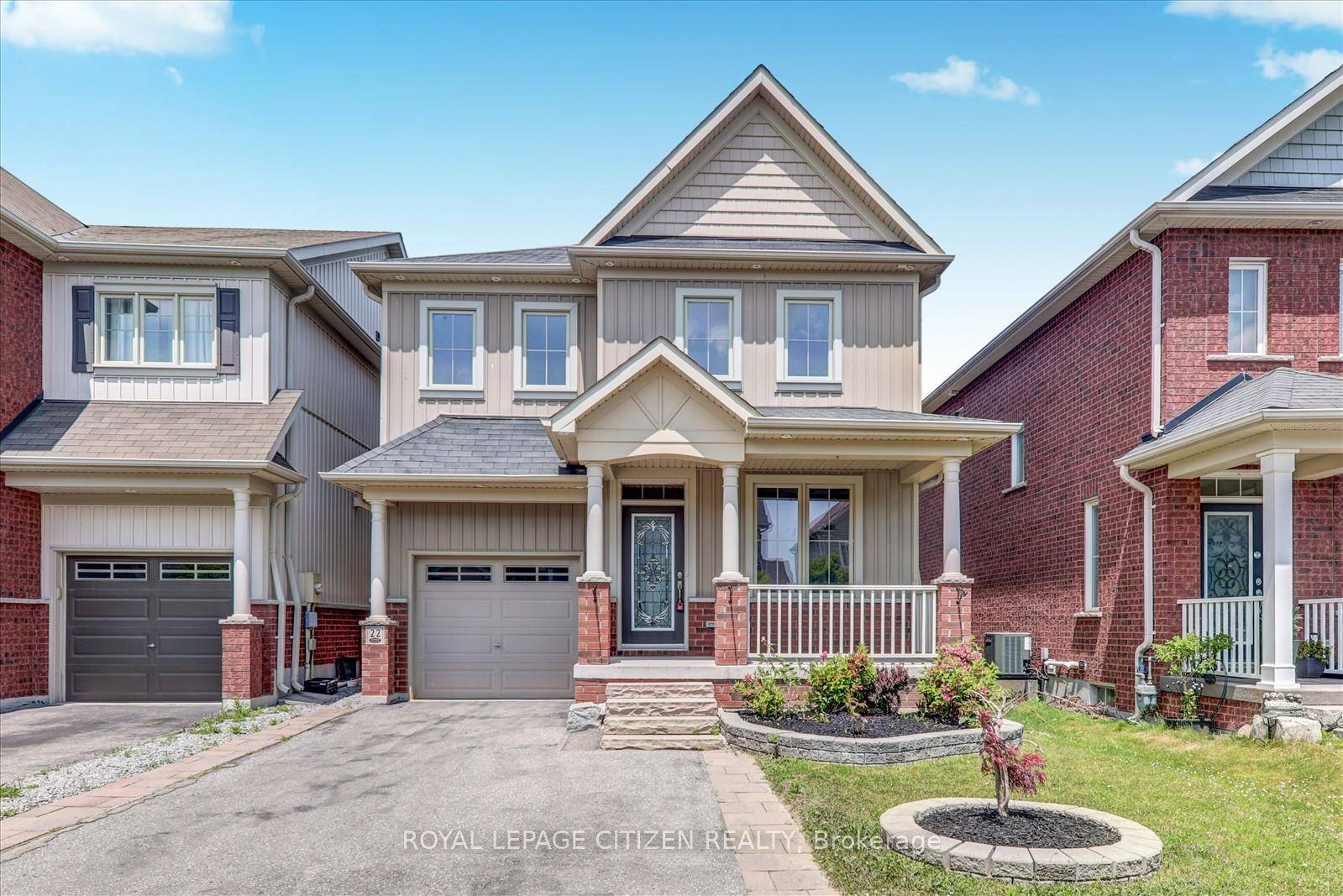 Stunning 3BR, 4 WR single detached home Featuring a Bright Living Room with Hardwood Floors.