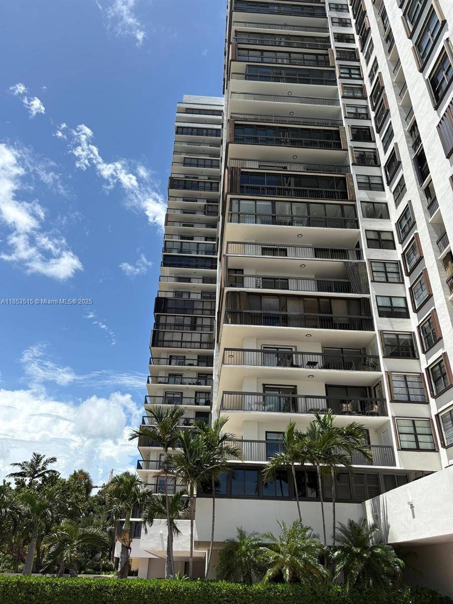 Brickell Bay Club 2 bed 2 bath unit with 1, 100 liv.