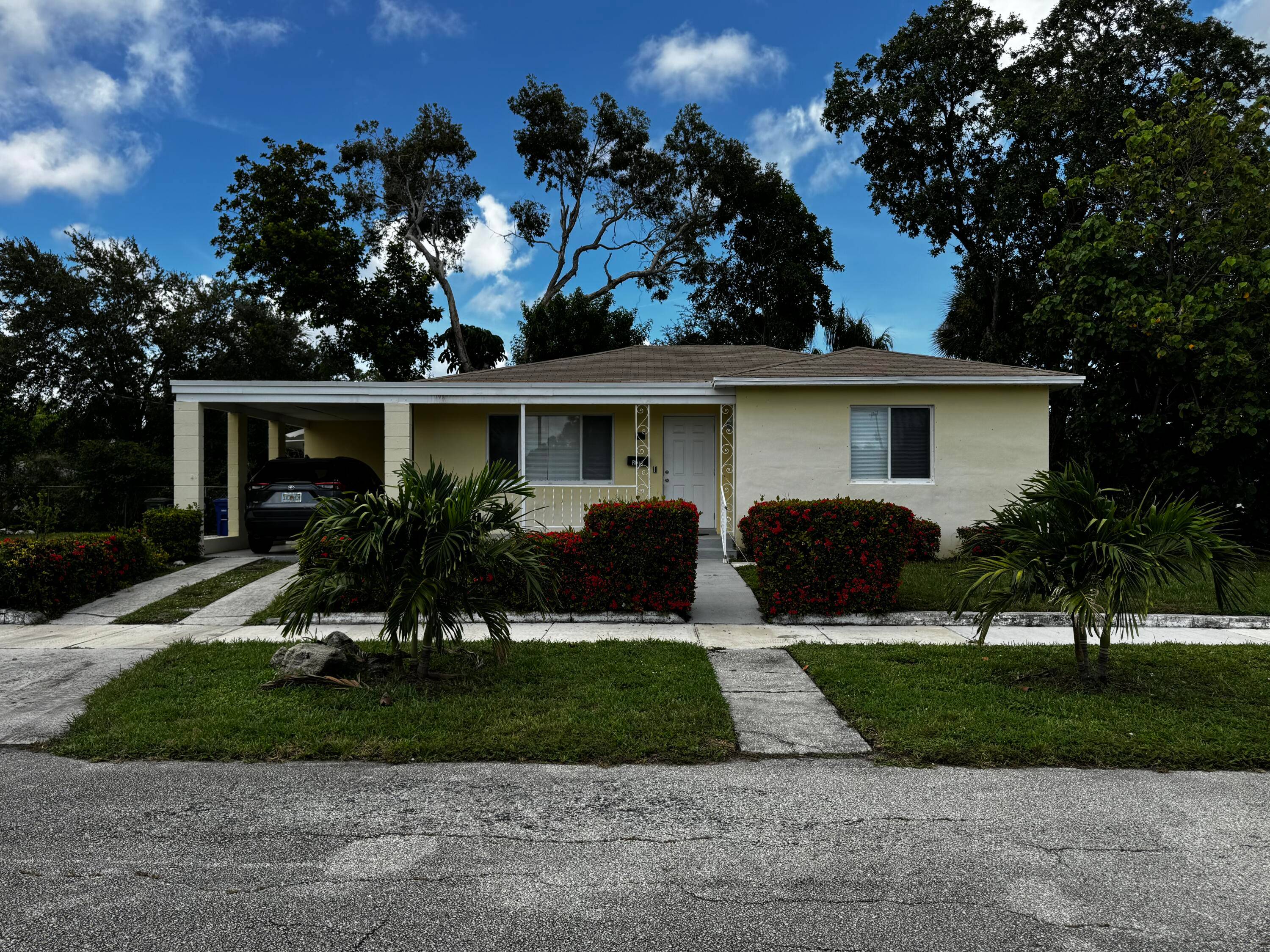 Investors Only Completely redone home from 2024, including a new AC, new flooring, new kitchen, and new wiring.