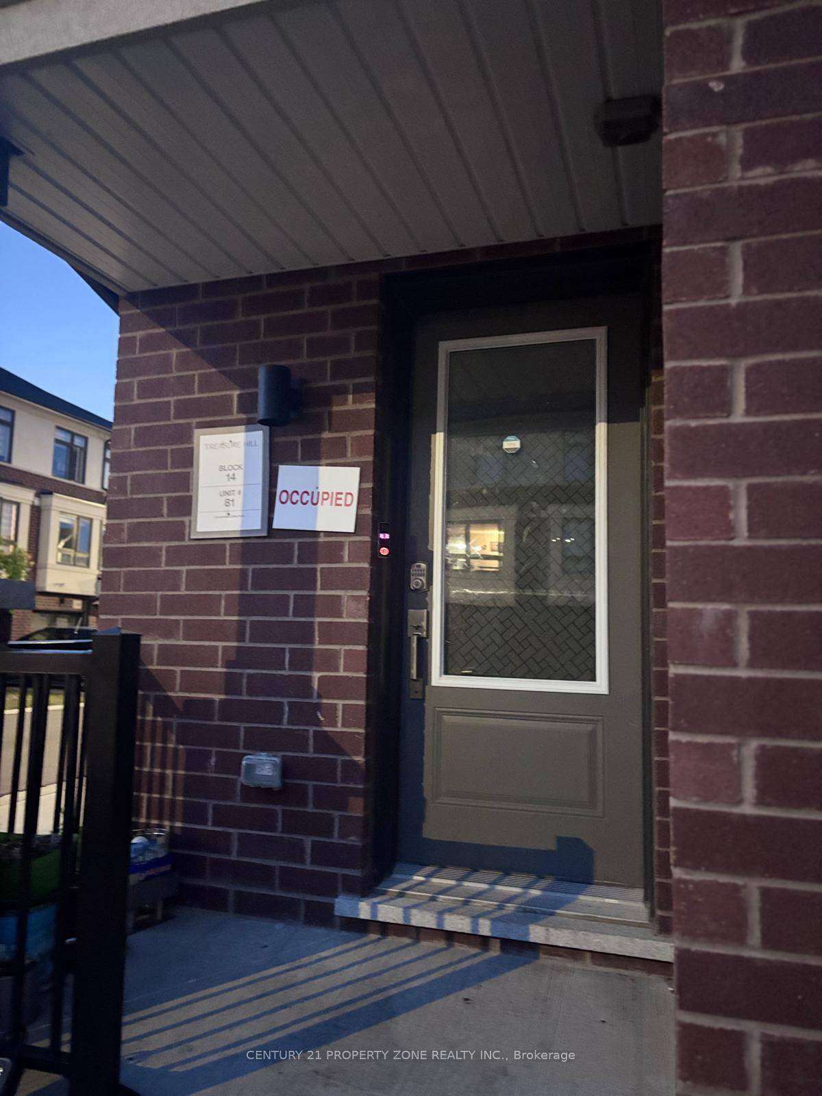 The stunning corner townhouse in heart of Oshawa available to move in anytime.