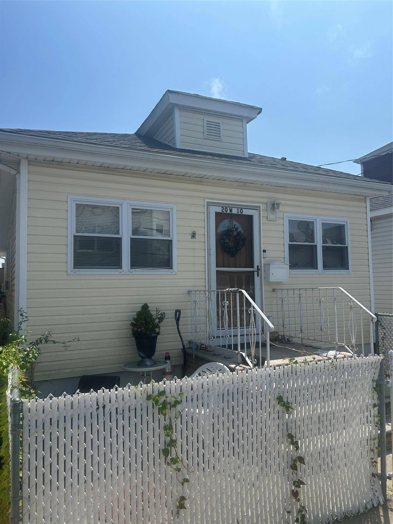 Contract vendee. Lovely 2 bed 1 bath bungalow in broad channel.