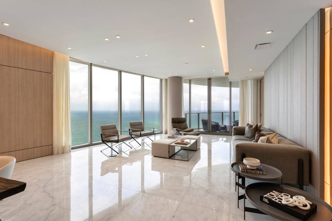 Welcome to Ritz Carlton Residences 3901 MUST SEE Unit !
