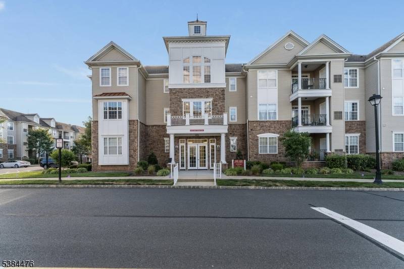 Live your best life ! Opportunity knocks in the Enclave at Canal Walk, the premiere 55 community in the area.