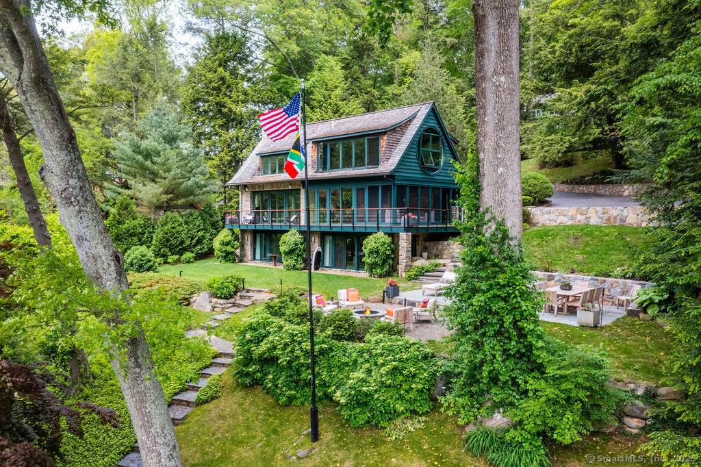 MODERN LAKEFRONT RETREAT Escape the city this August !