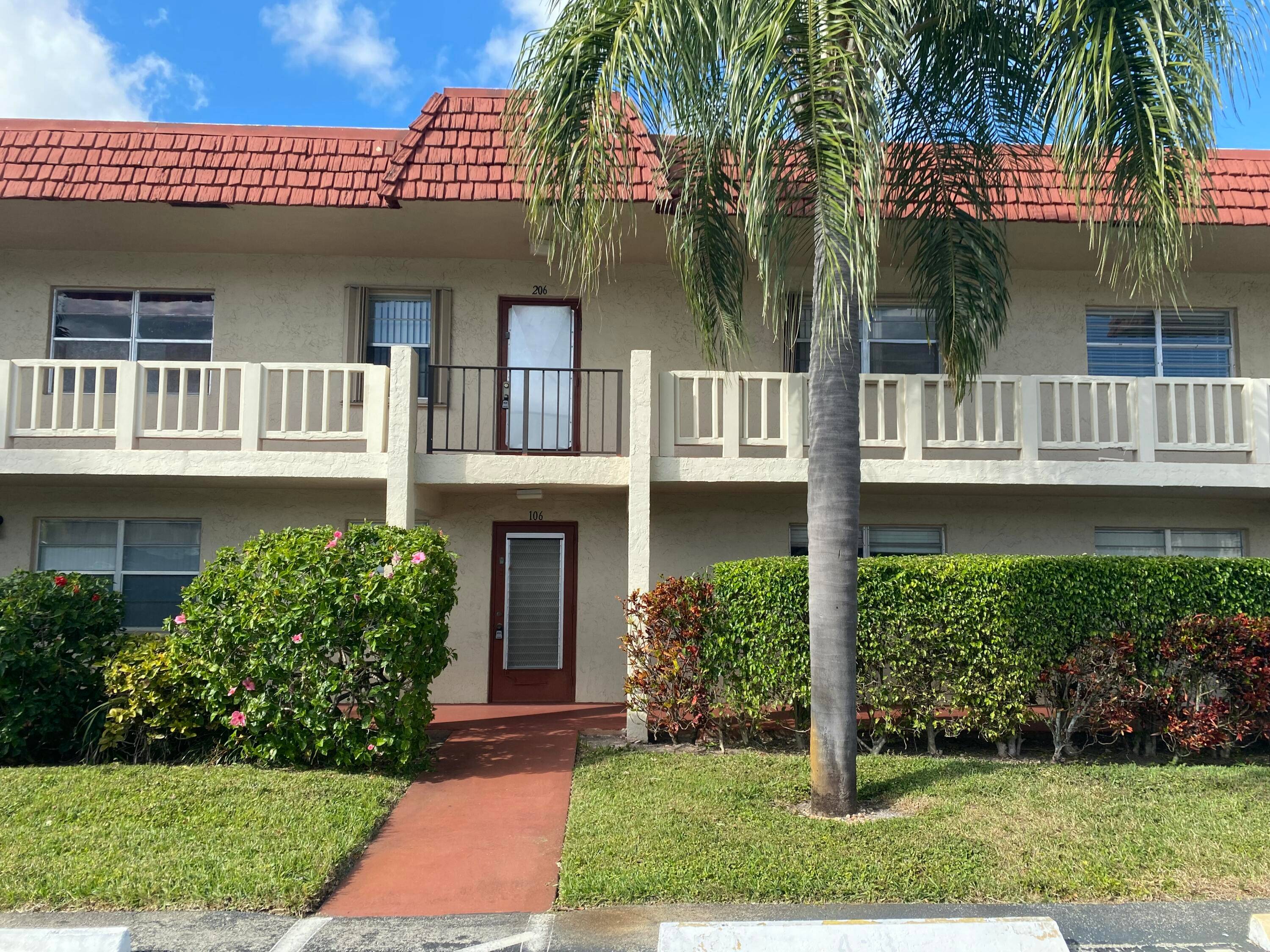 Come see this 2 bed 2 bath condo in Abbey Village !