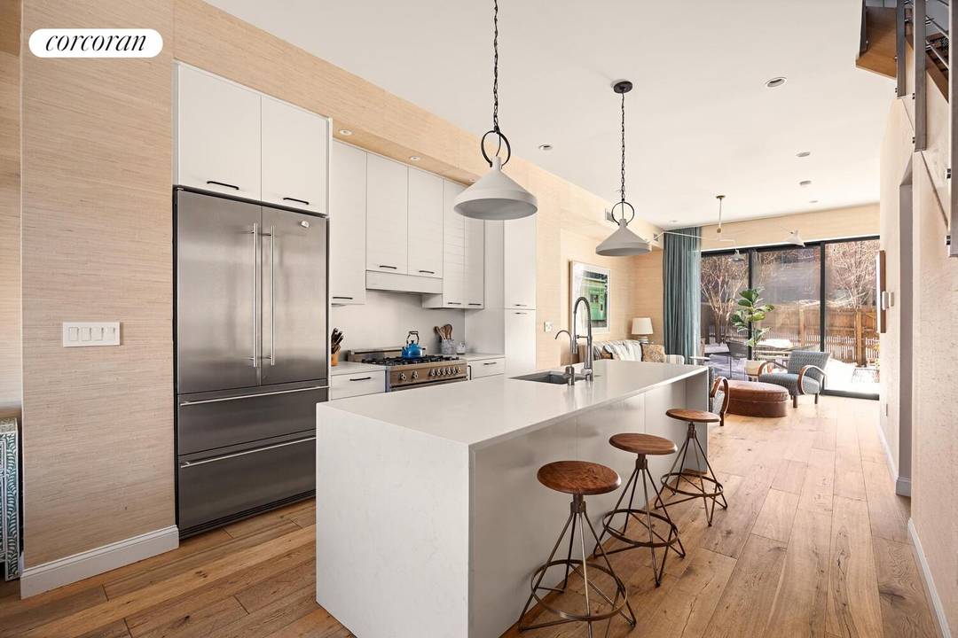 Stunning and mint condition 1 family townhouse offers the best of the old and the new.