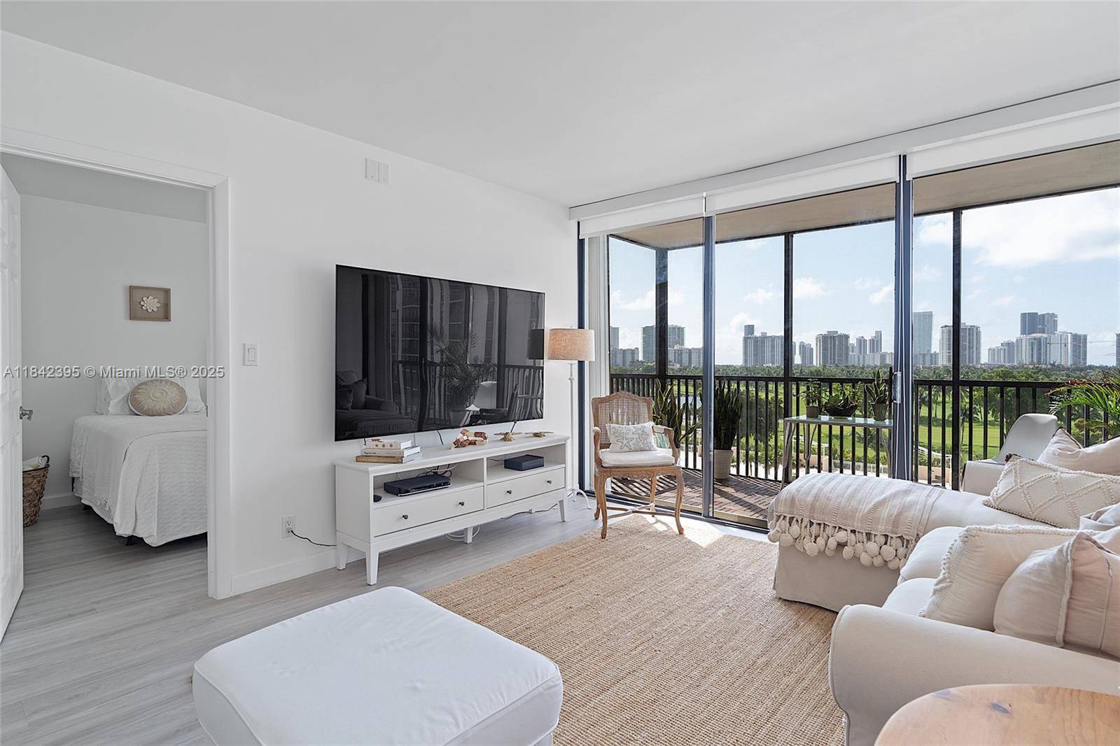 UNIT IN THE HEART OF AVENTURA JUST 5 MIN AWAY FROM THE BEACH.