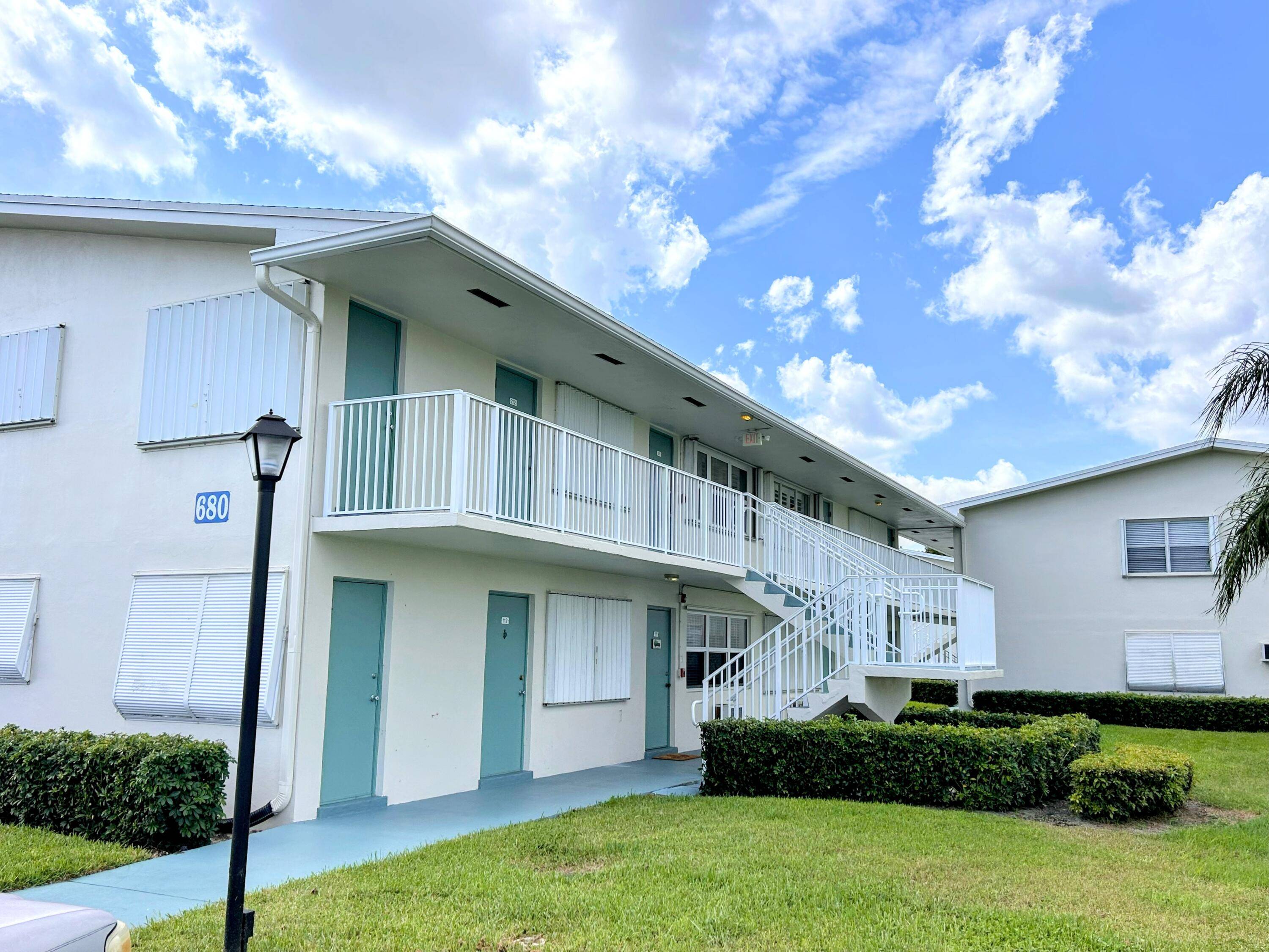 STERLING VILLAGE ! SNOWBIRD CENTRAL NEWLY GATED !