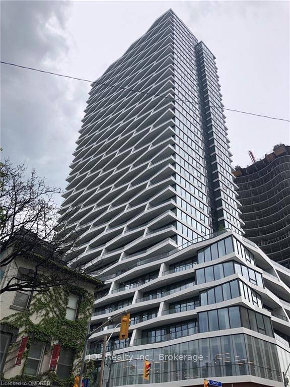 Beautiful AXIS 1 Bedroom condo in the heart of downtown.