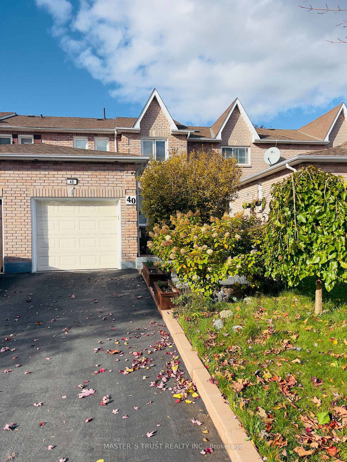 Move in ready 3 1 bed, 3 bath home in a quiet, family friendly neighbourhood.