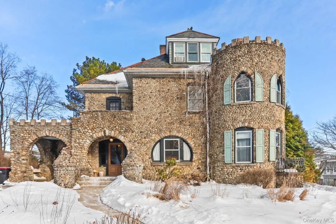 Rare 2 Bedroom in the heart of Katonah Village.