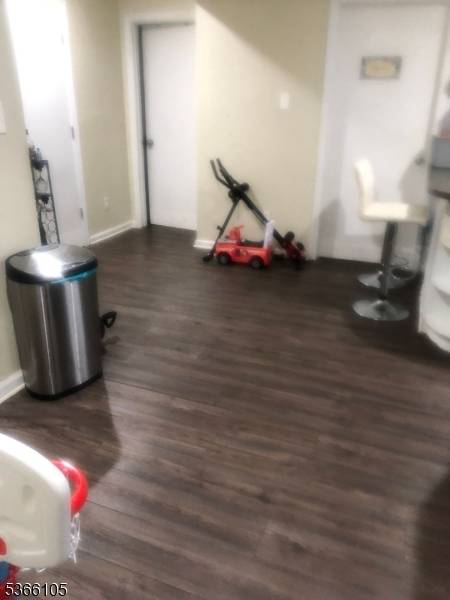 BEAUTIFUL 3 BEDRS, 1FULL BATH, CLOSETS, KITCHEN, DIN, PREFFERABLE SOMEONE WHO NEED PRIVACY AND WINDOW AC.