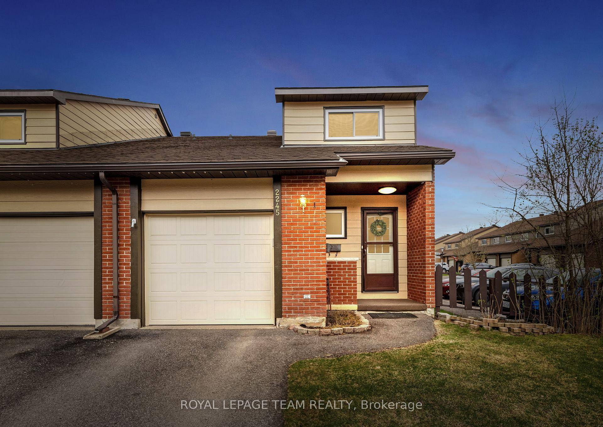 Welcome to this well maintained 3 bed, 2 bath END unit townhome in the sought after Blackburn Hamlet South community.