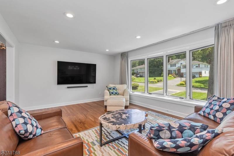 PLEASE NOTE PHOTOS ARE FROM PRIOR TO CURRENT TENANT.