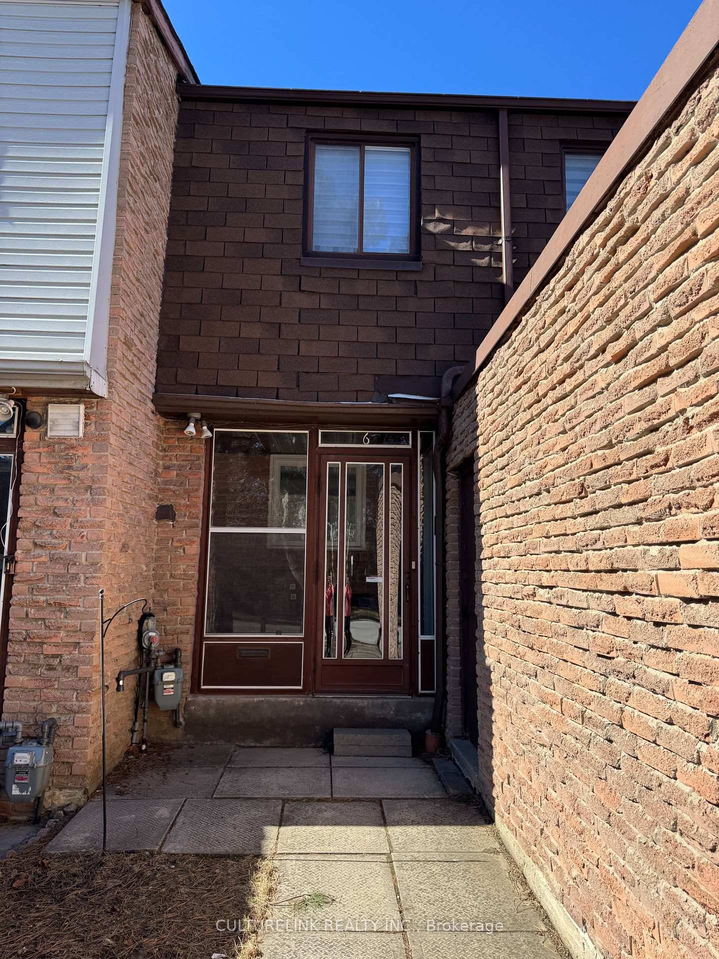 Looking For New Home Owners To Add Their Personal Touch To This Charming 3 Bedroom Freehold Townhouse 1322 sqft as per Mpac.