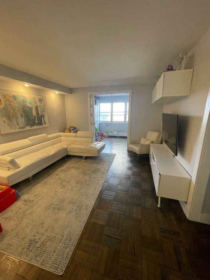 Birchwood Towers Forest Hills, Queens Welcome to Birchwood Towers, a highly sought after residential community located in the heart of Forest Hills, Queens.
