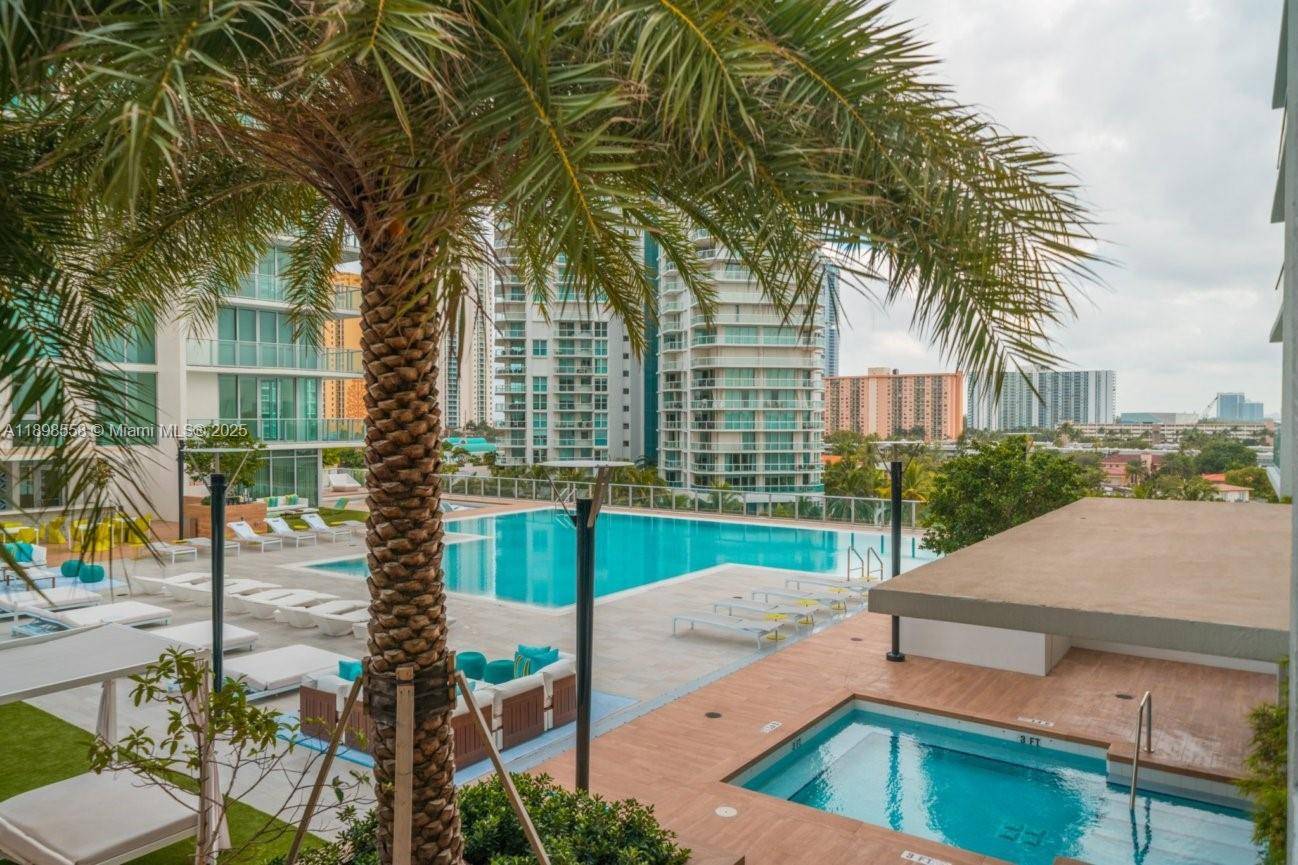 Luxury Resort style Condominium Parque Tower in Sunny Isles, about 5 minutes walking to the beach.