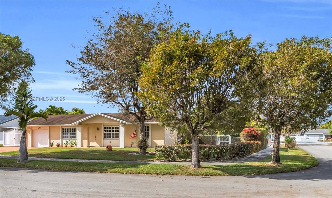 Rare opportunity in San Sebastian, Interior 1 4 acre corner lot, 3 bedroom, 2 bathrooms in move in condition.