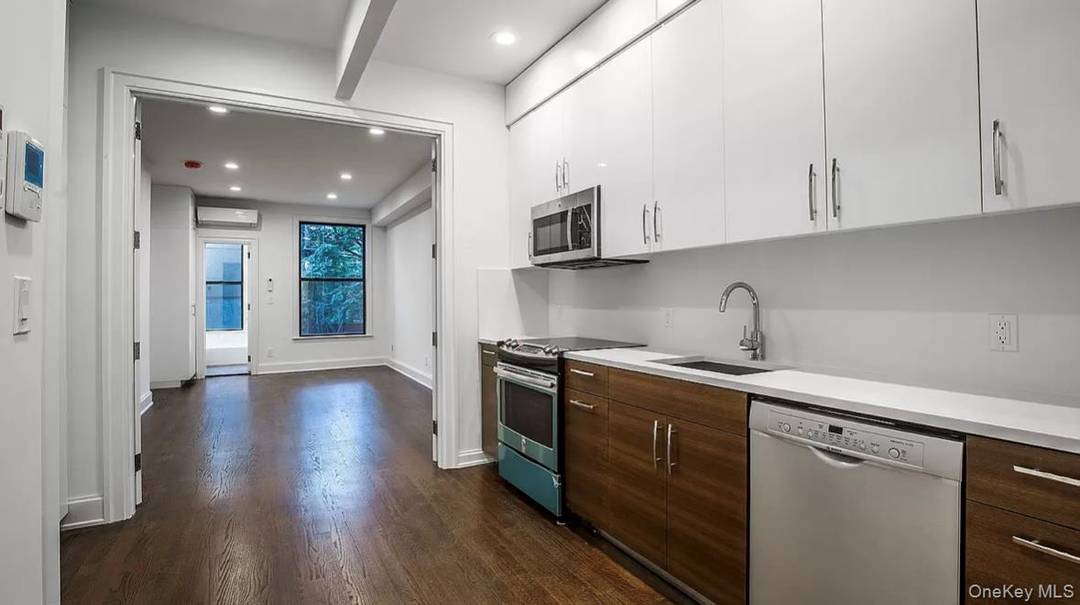 Located on a charming residential block at 167 Russell Street, this beautifully renovated convertible 2 bedroom, 2 full bath apartment offers both comfort and convenience in the heart of Greenpoint.