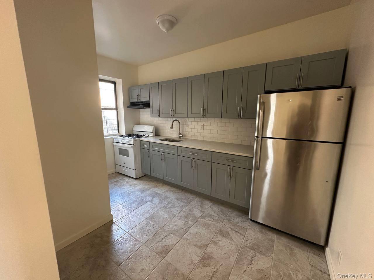 PROGRAMS WELCOMED ! This bright and spacious 4 bedroom, 1 bathroom apartment is located on the 4th floor of a walk up building.