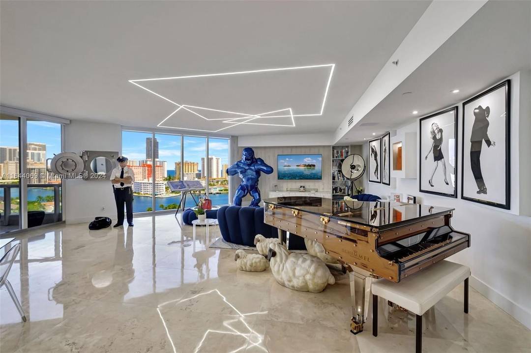 WOW ! CONTEMPORARY MASTERPIECE !