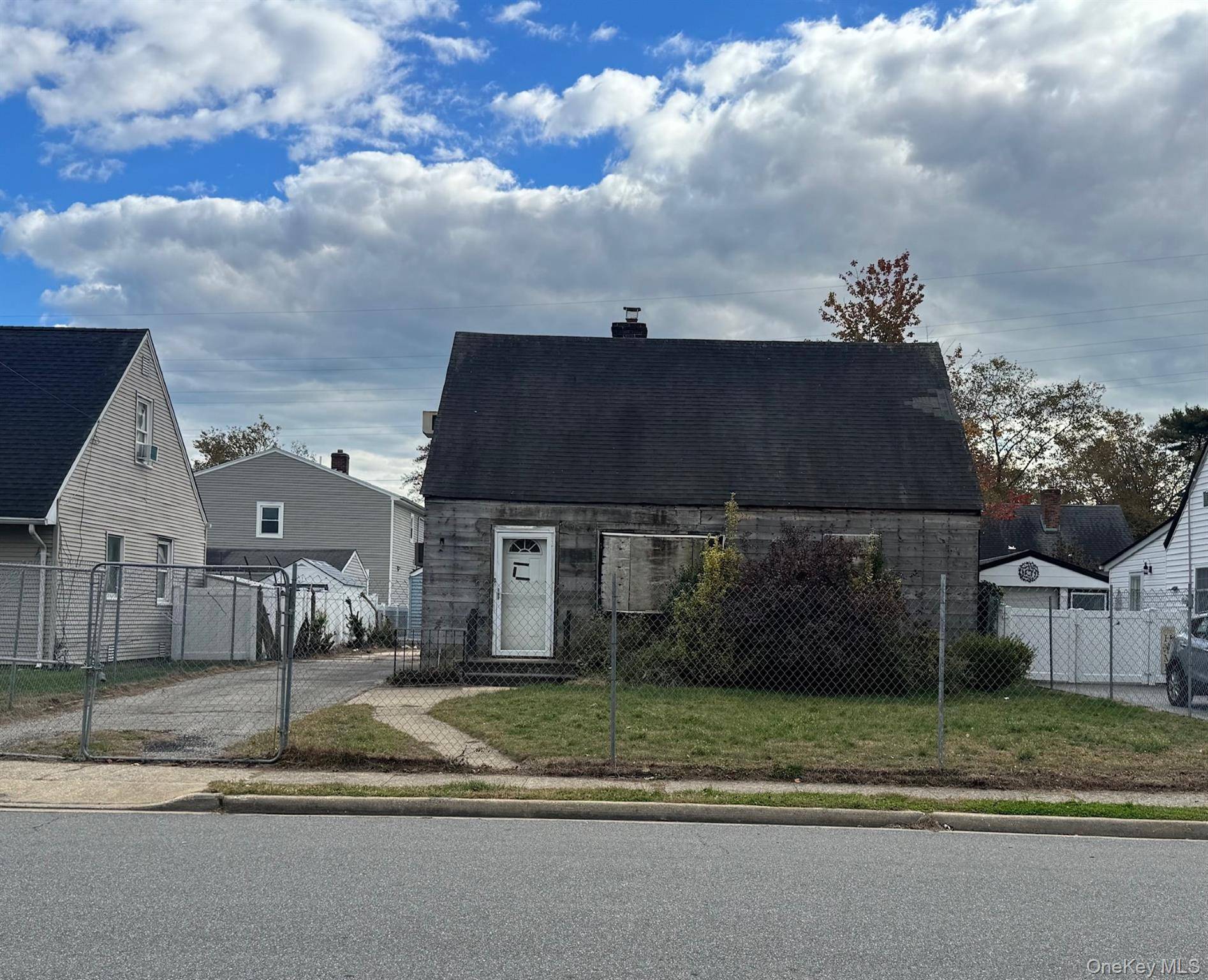 CALLING ALL CASH INVESTORS, FIRE DAMAGE NO INTERIOR ACCESS !