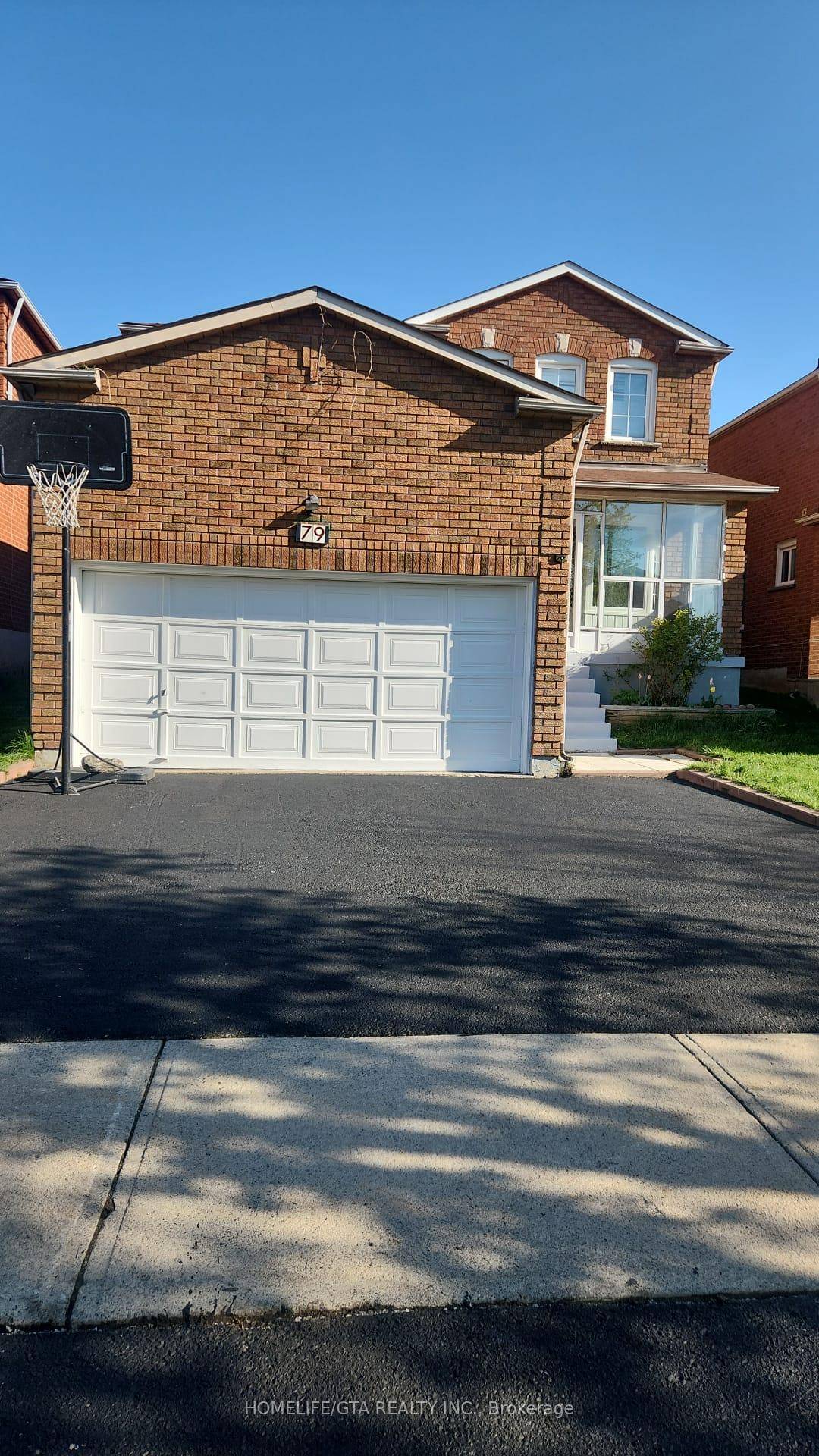 Large Well Maintained Detached 2 Story 4 Large Bedroom.