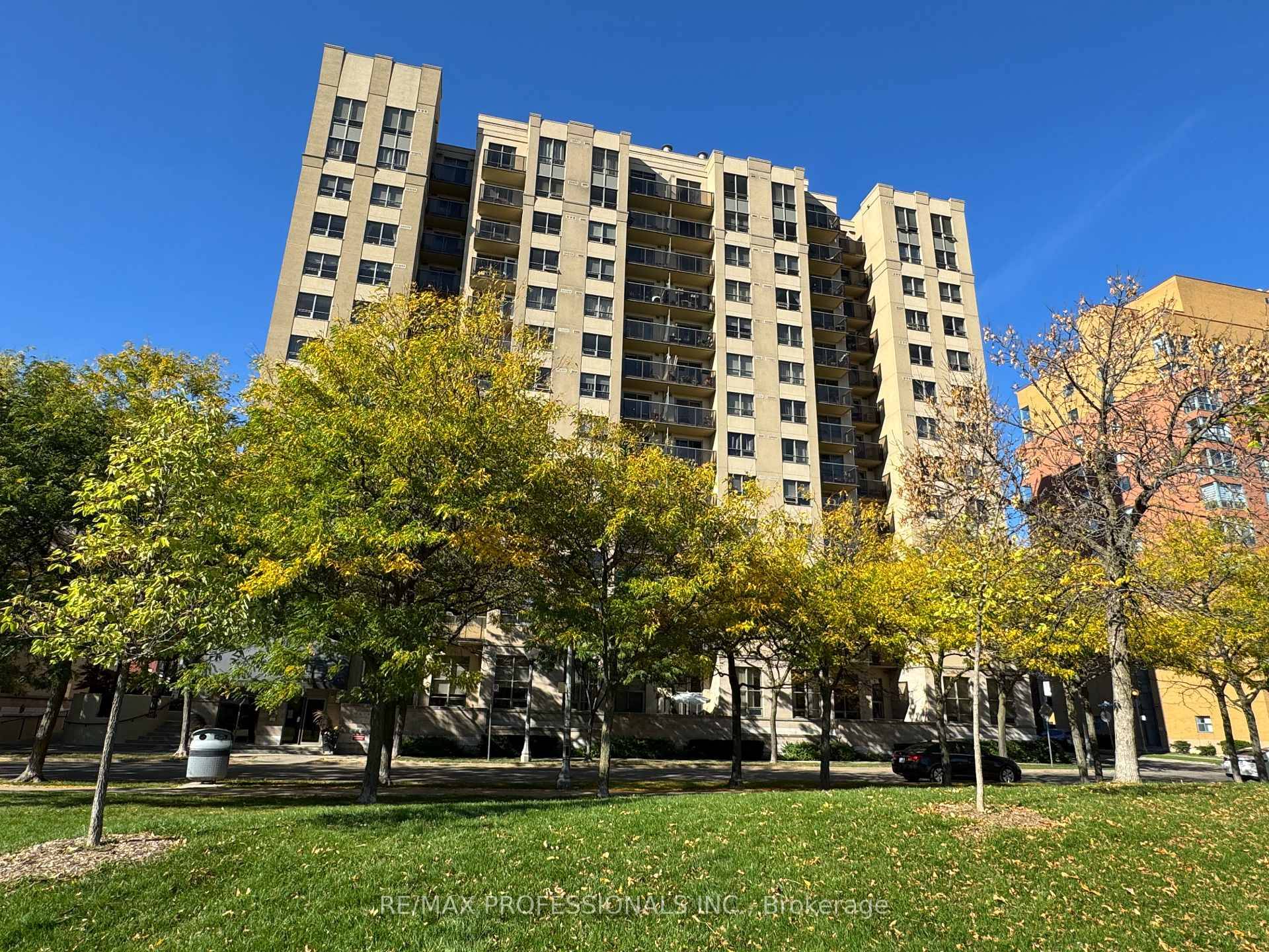 One Bedroom Apartment in Very Quiet and Safe Neighbourhood, In The Heart Of Lakeshore village !