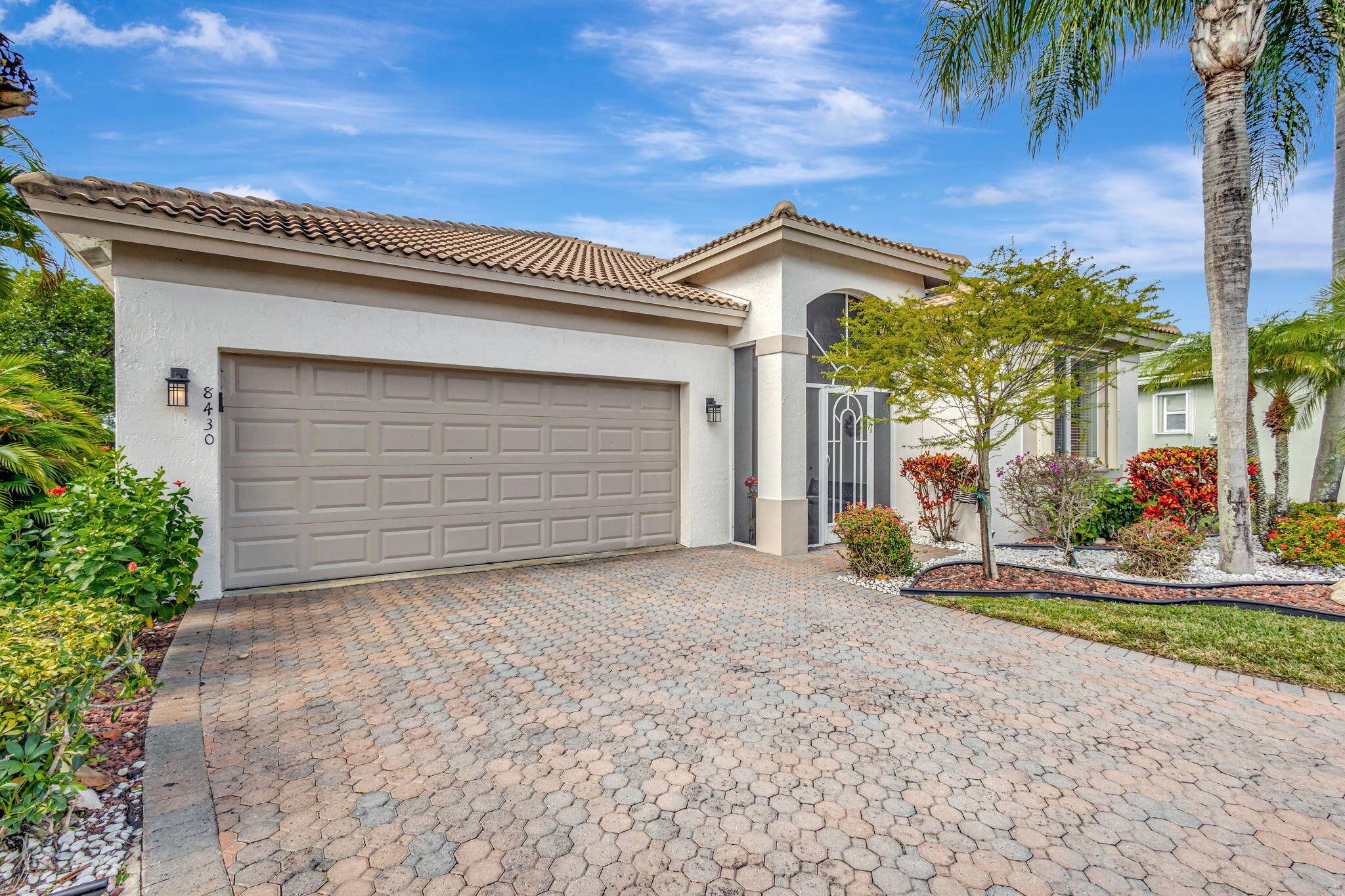 Welcome to your dream home in Venetian Isles, an ideal 55 active community !