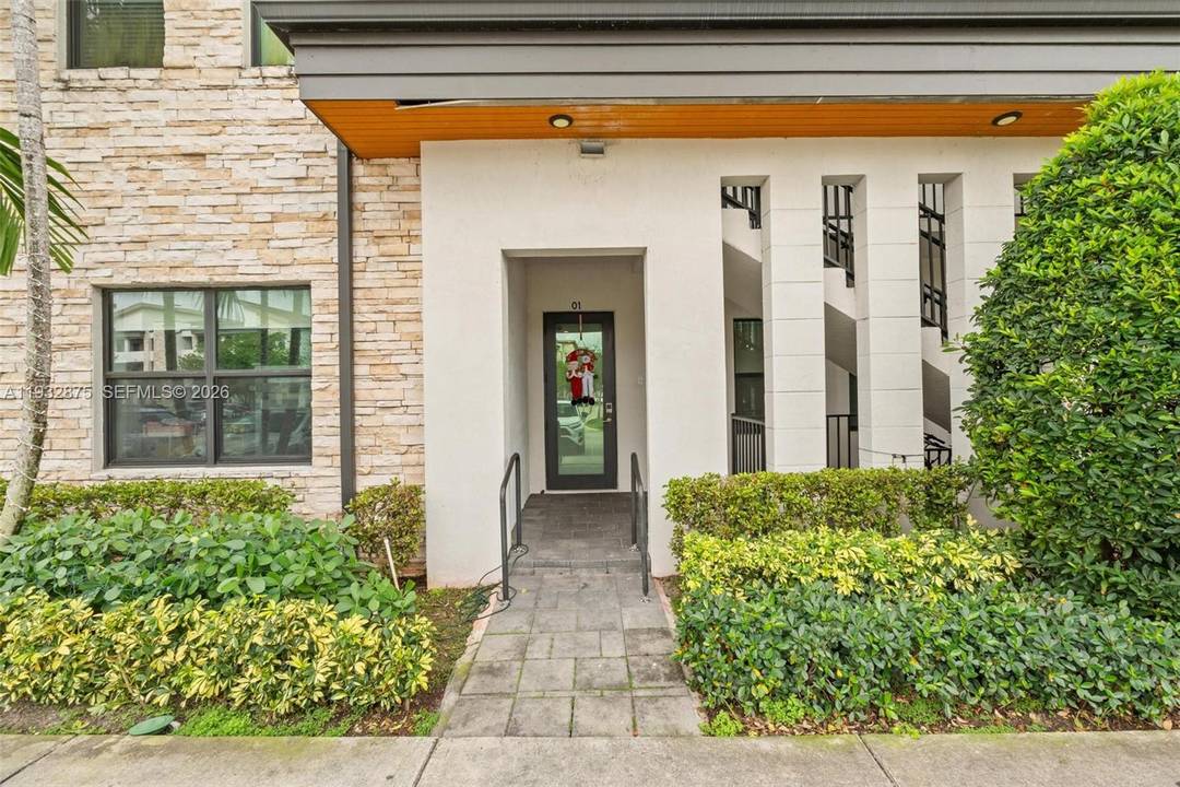 Beautiful 3 bedroom, 2 bathroom apartment located in the desirable Apex community.