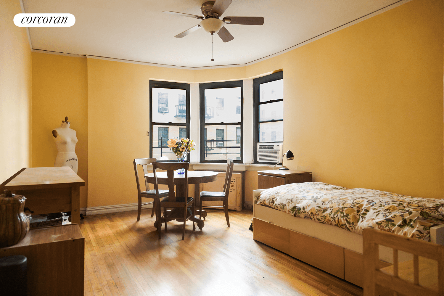 Classic charm and peace with a dash of convenience ; that's what you will find in this spacious Hudson Heights apartment within a stately, historic Art Deco coop building.