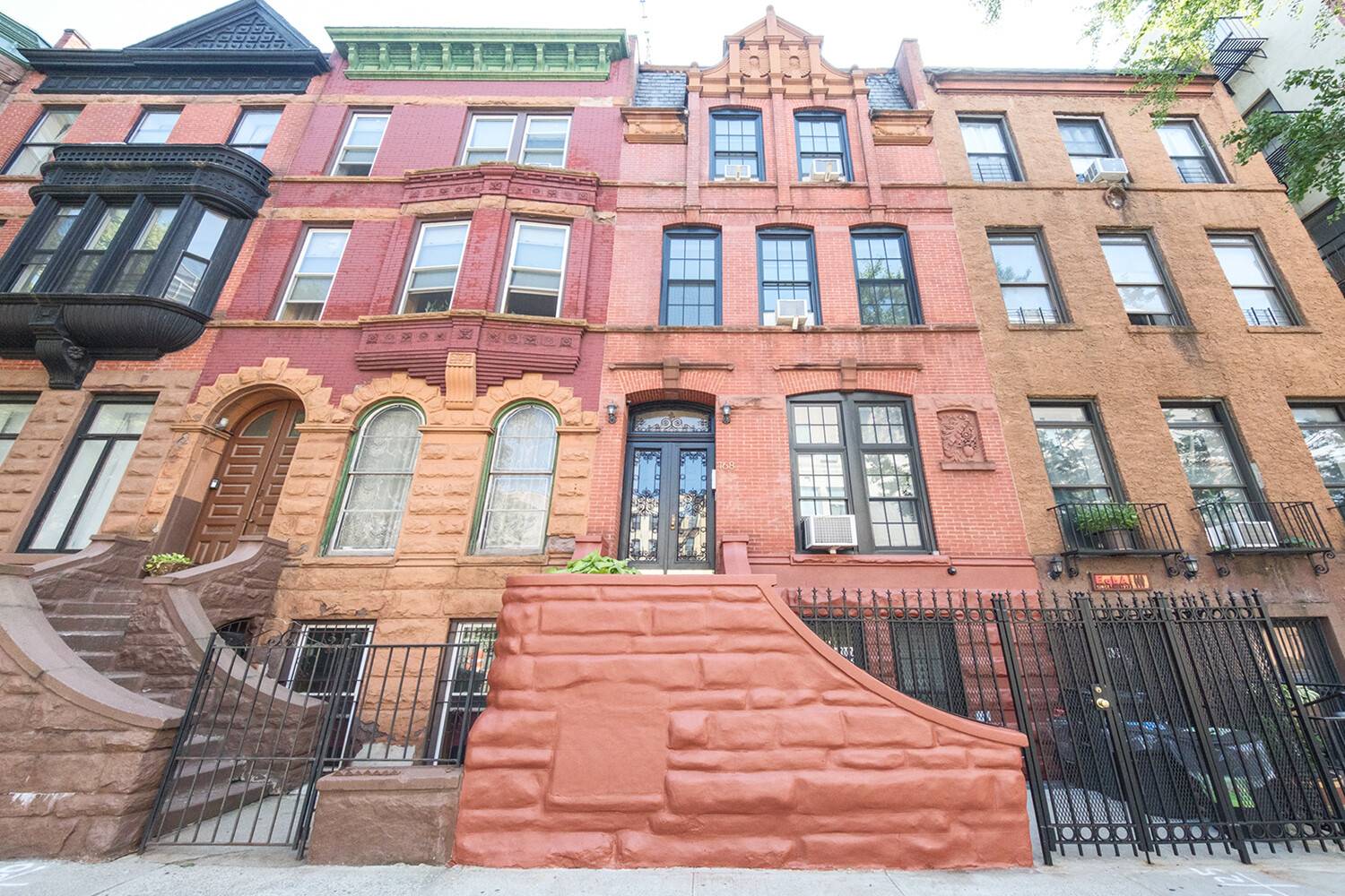 This impressive 20 foot wide townhouse presents a prime opportunity for both investors and end users.