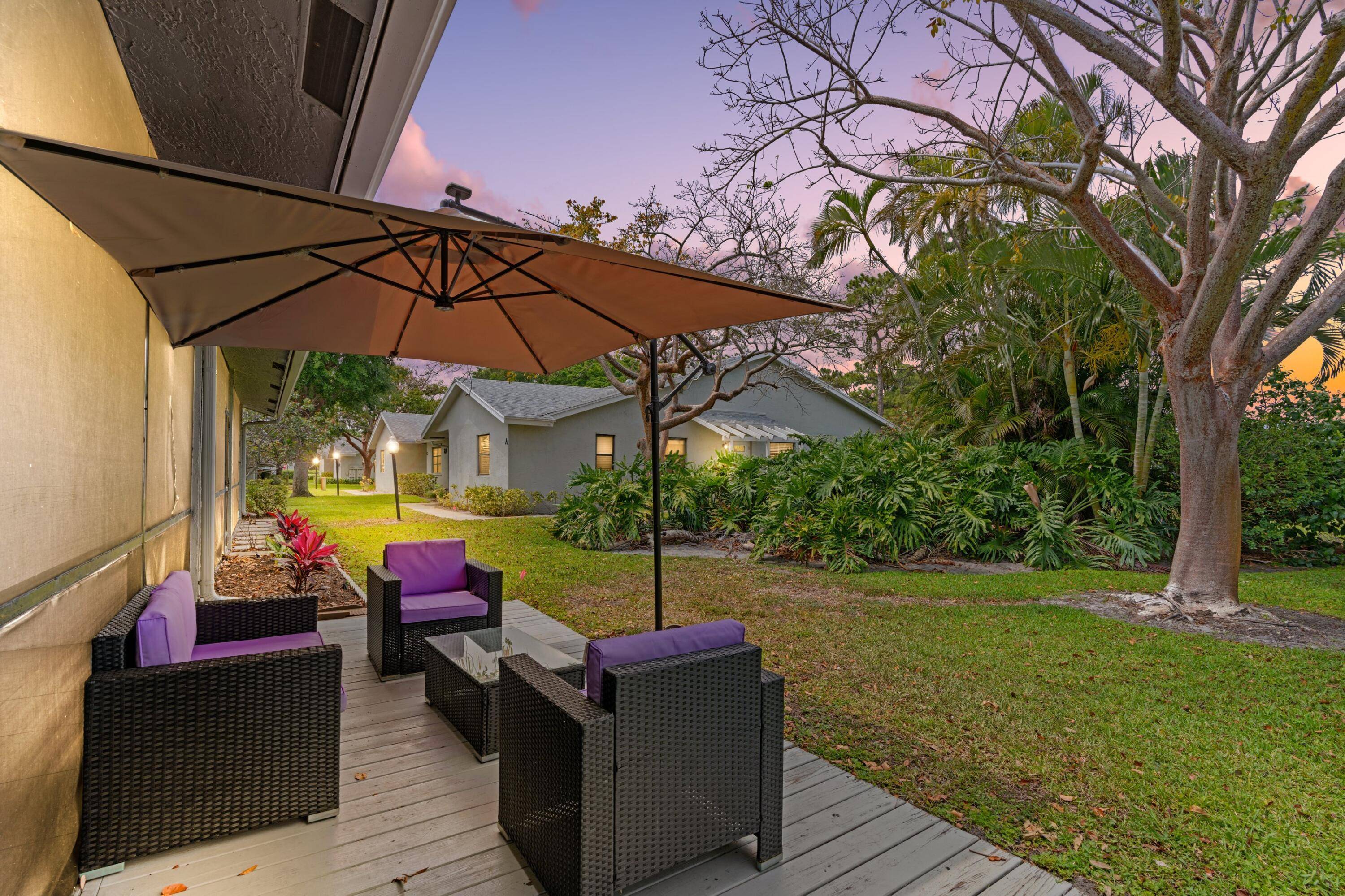 ABSOLUTELY GORGEOUS FULLY RENOVATED VILLA PRIME EAST DELRAY BEACH LOCATION PRESTIGIOUS FAIRWAY GOLF COURSE VIEWS LOW HOA FEES MINUTES TO BEACH !