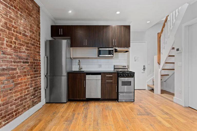515 West 47th Street 5B off of West 47th Street amp ; 10th Avenue in Hells KitchenAvailable Immediately Spacious 4 bed 2 Bathroom Apartment Washer Dryer Dishwasher Private Roof DeckApartment ...