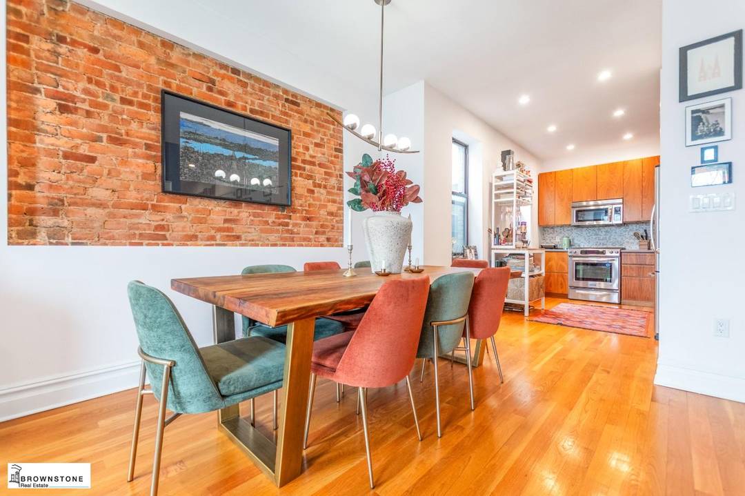 203 Luquer Street is a well maintained condo building in Carroll Gardens between Court and Smith Streets.