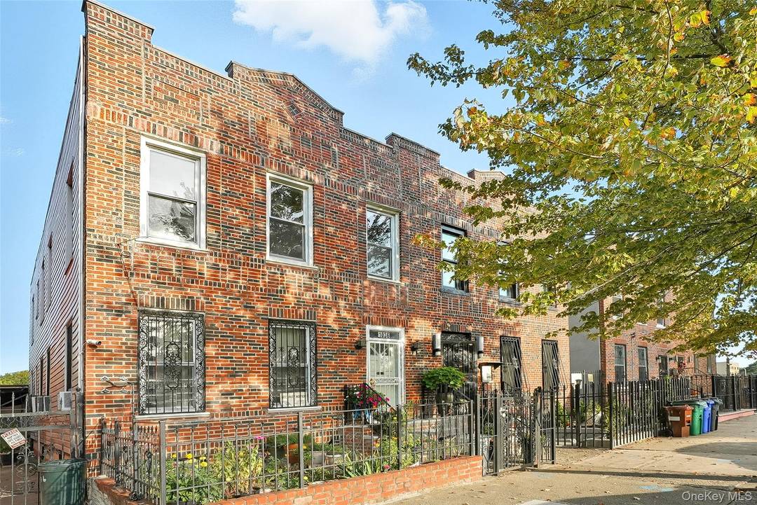 Located in the Soundview neighborhood, this property is ready for instant renting or for you to move right in !