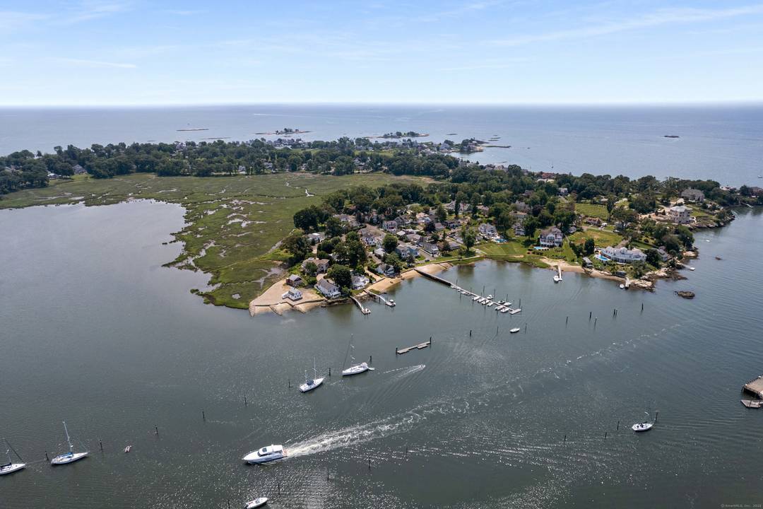 DIRECT WATERFRONT IN BRANFORD !