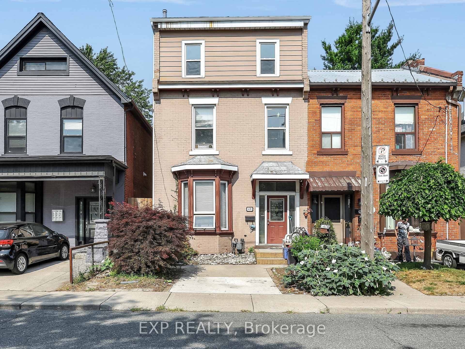 Spacious 2 bedroom, 1 bathroom unit available for lease immediately !
