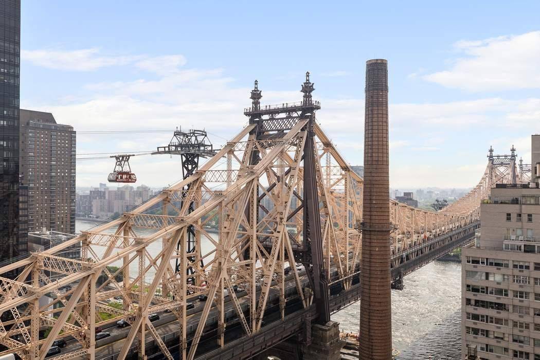 Positioned on the 21st floor, this refined and versatile residence combines elegant proportions with panoramic city vistas.