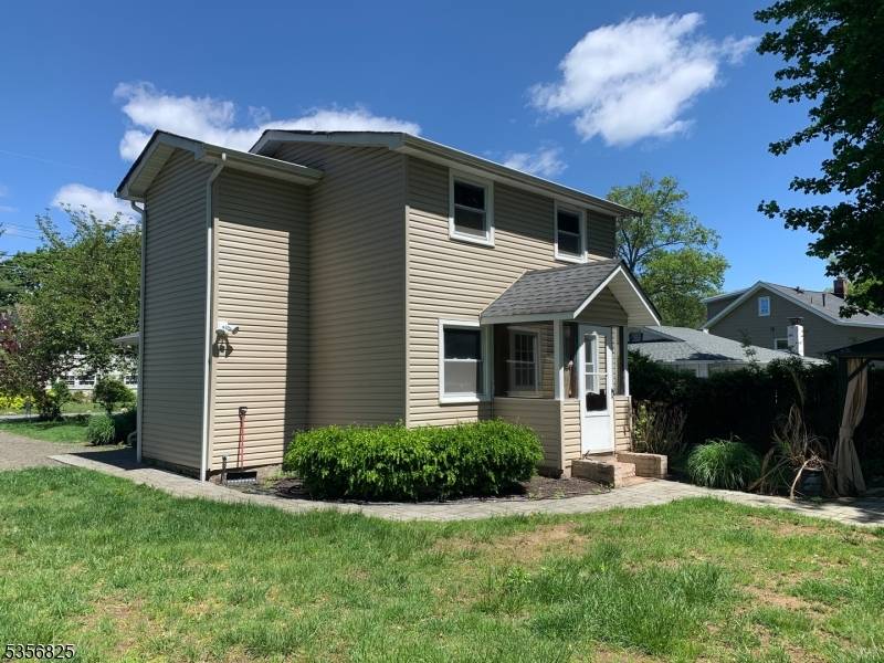 Renovated Lakefront Home is in quiet neighborhood Enjoy gorgeous Sunsets, Fiishing, Kayaking, Boating.