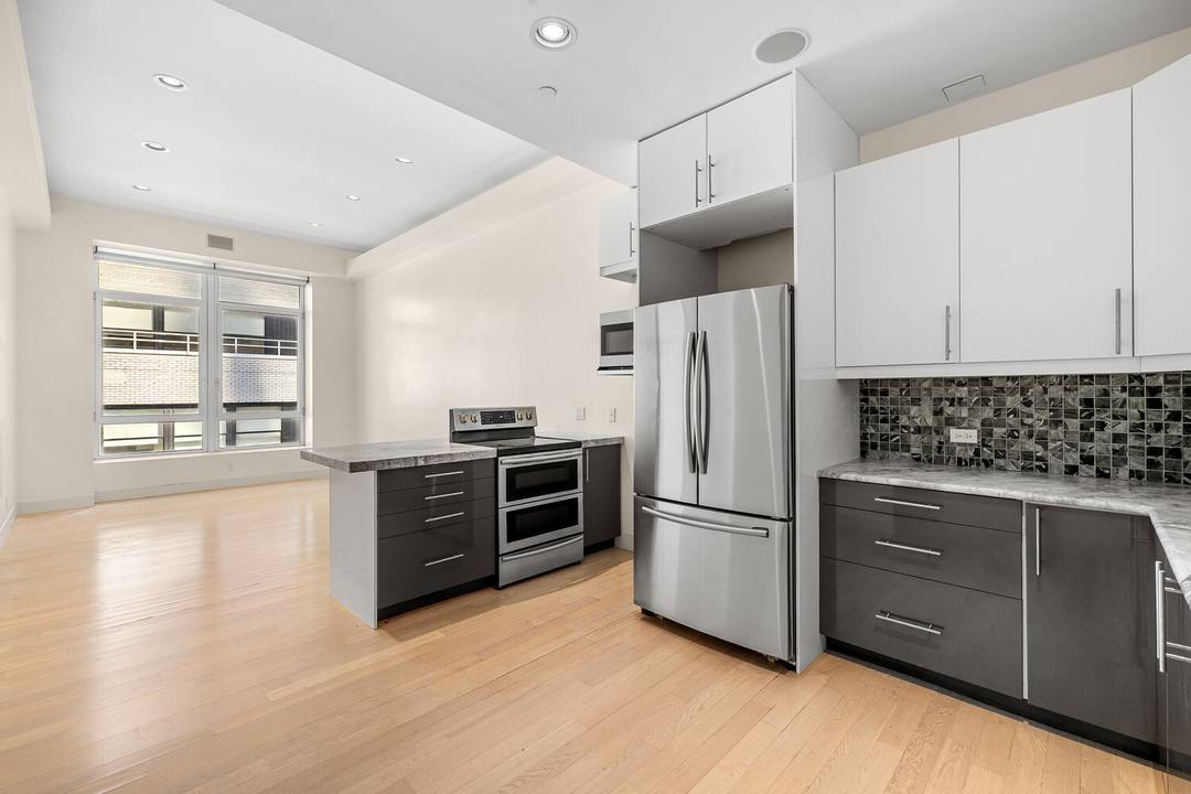 Welcome to Residence 808 at The District, a 1 bedroom plus den, 2 bath home in one of Downtown Manhattan's most stylish full service condominiums.