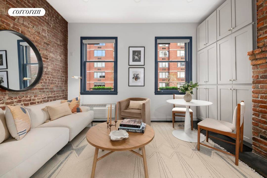 Classic Chelsea Living with Wood Burning Fireplace and Private Rooftop This bright and spacious triplex condo offers a rare opportunity to enjoy flexible living in the heart of Chelsea.