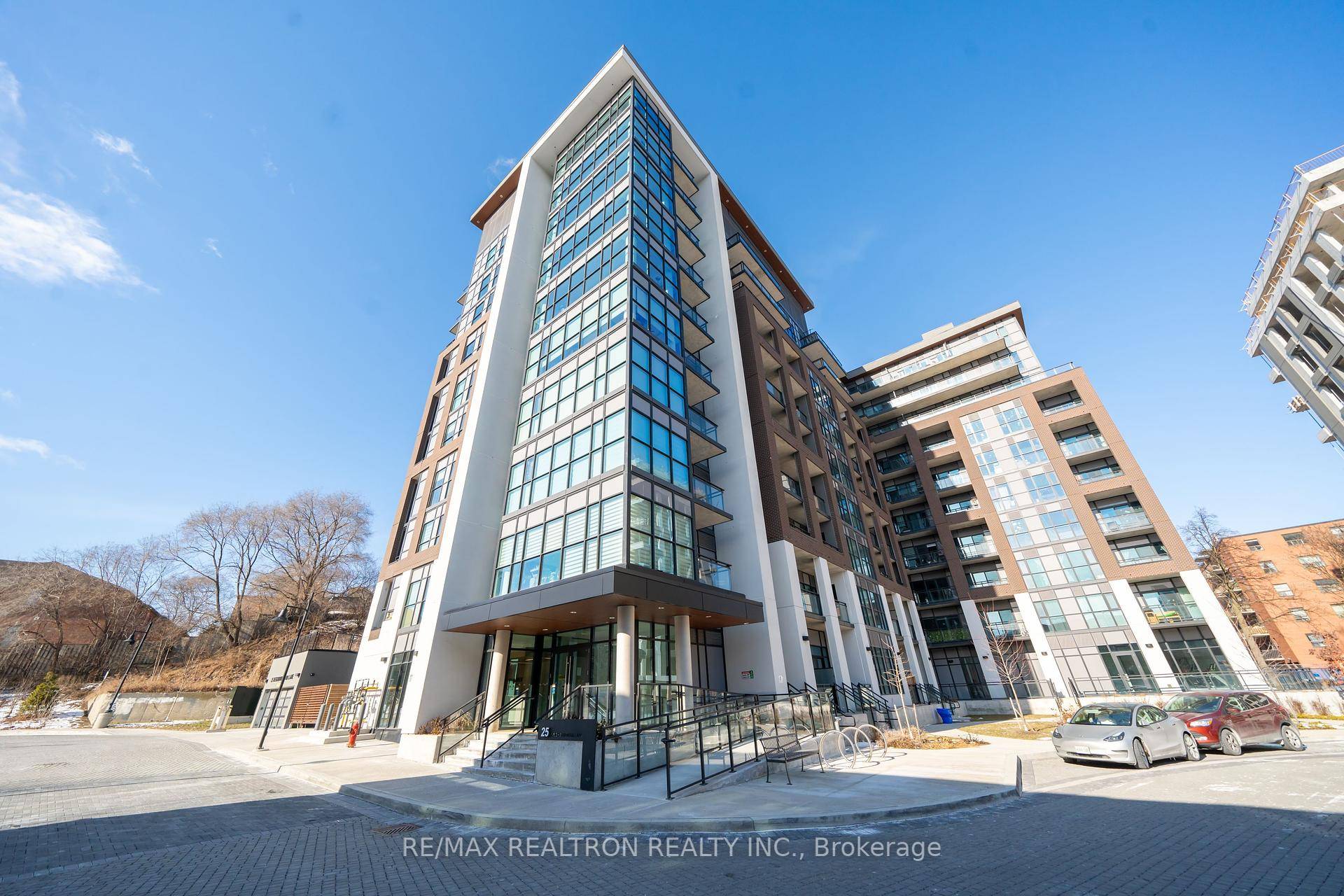 Welcome to the desirable Queensview Backyard Condos An abundance of natural light.