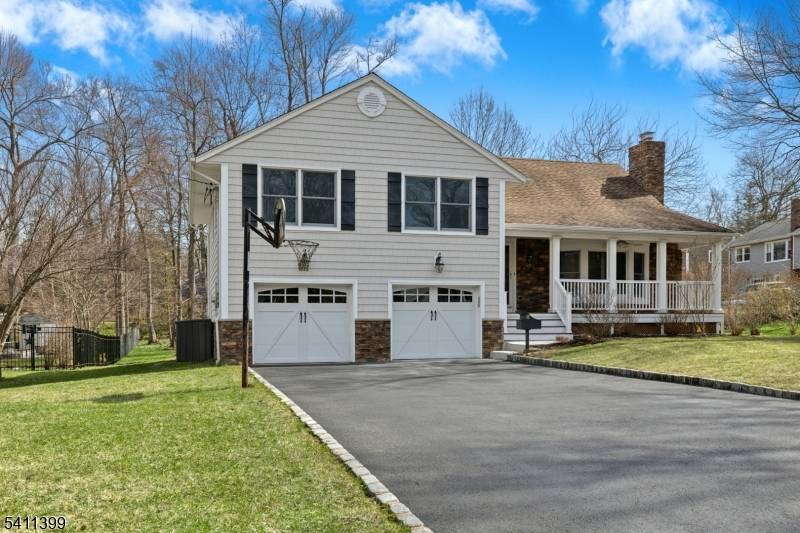 Move right into this meticulously maintained split level home.