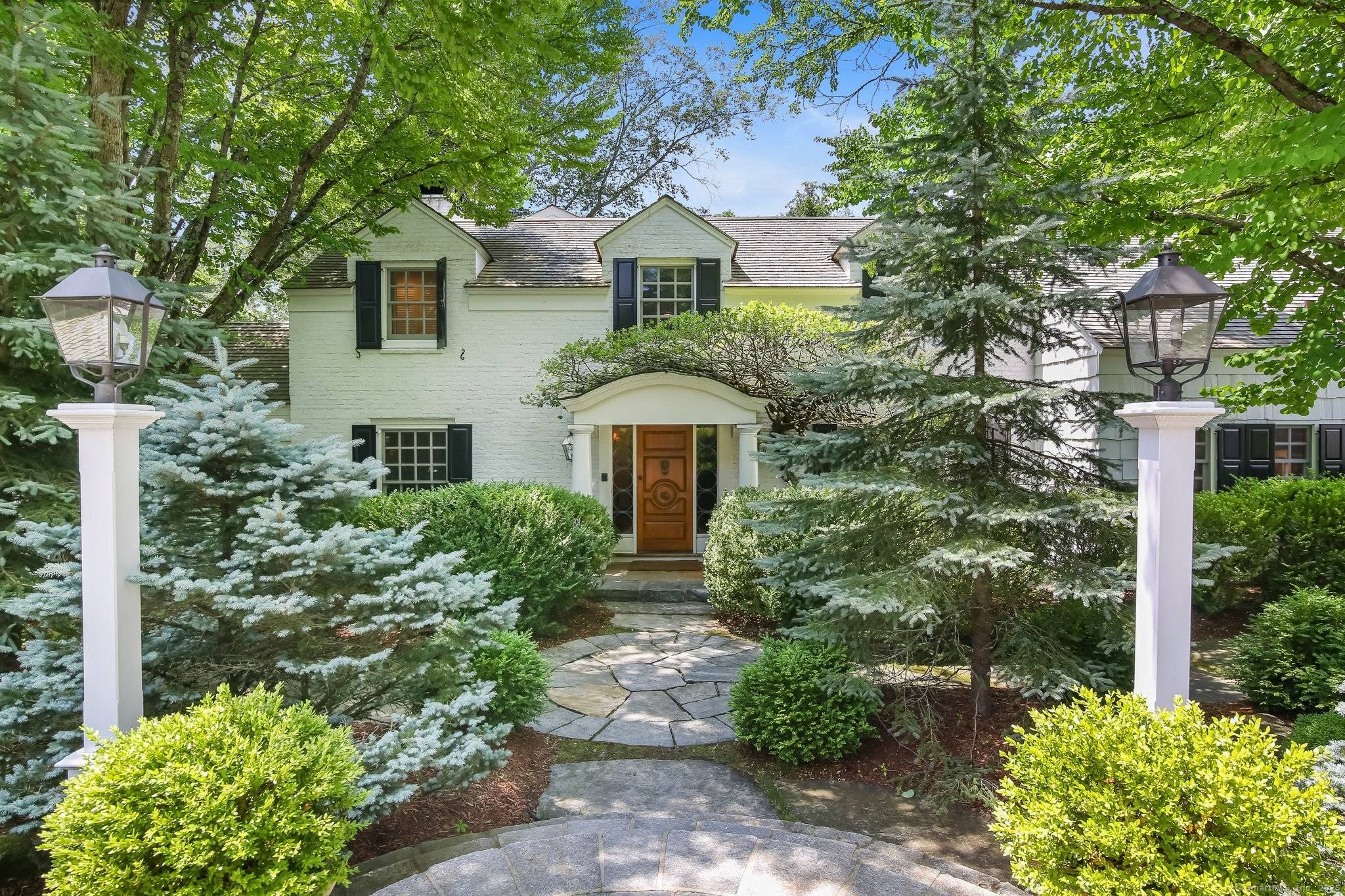 Set on a quiet private lane in one of Fairfield County's most sought after communities, this stunning rambling New Canaan country estate offers the perfect blend of privacy, comfort, and ...