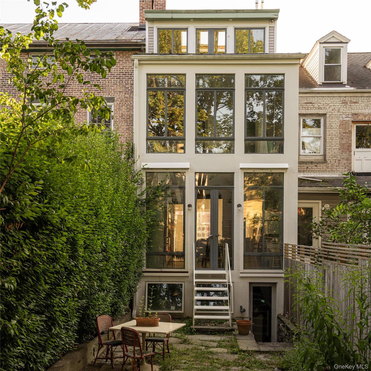 A charming and playful Federal style c1830 townhouse on sought after Union Street, just a block from Hudson's main drag and the Amtrak station and just a 2h ride to ...